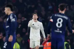 Pemain Arsenal, Kai Havertz, kelihatan kecewa selepas penaltinya diselamatkan oleh penjaga gawang Manchester United, Altay Bayindir. Arsenal kalah perlawanan itu melalui sepakan penalti dengan Arsenal banyak membazirkan peluang untuk menjaringkan lebih gol.