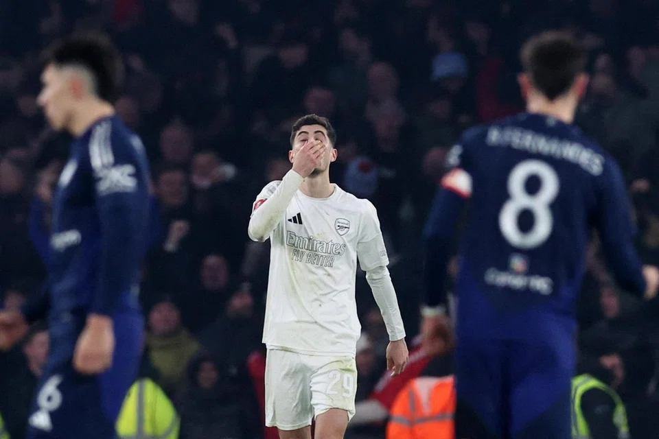 Pemain Arsenal, Kai Havertz, kelihatan kecewa selepas penaltinya diselamatkan oleh penjaga gawang Manchester United, Altay Bayindir. Arsenal kalah perlawanan itu melalui sepakan penalti dengan Arsenal banyak membazirkan peluang untuk menjaringkan lebih gol.