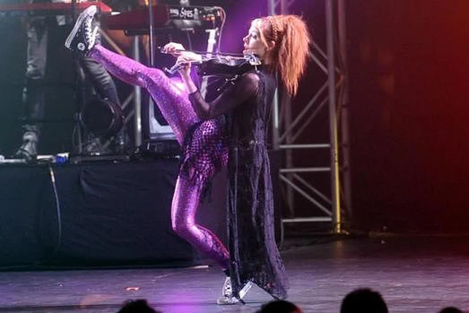 TERIMALAH DAKU SEBAGAI SUAMI: Peminat Lindsey Stirling, Encik Muhammad Zaki Ahmad, melamar kekasihnya, Cik Siti Zahara Mohd Anuar, di hadapan 1,500 penonton konsert Lindsey Stirling (gambar atas). - Foto UNUSUAL ENTERTAINMENT