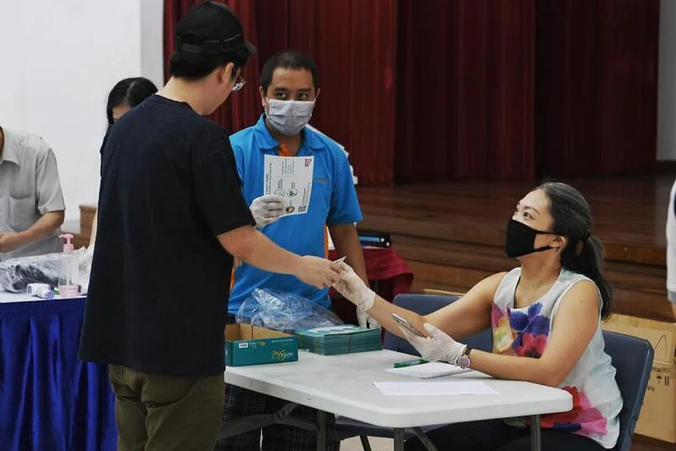 LANGKAH PASTIl: Perdana Menteri Encik Lee Hsien Loong mengumumkan langkah usaha pemutus rantaian.