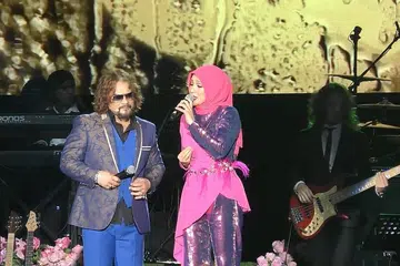 ROMANTIS: Suasana di konsert 'Romantika Awie' di Stadium Melawati di Shah Alam, Selangor, di mana penonton bukan saja dapat menyaksikan pentas yang dihias indah dengan bunga-bunga, malah mendengar sekelumit kisah cinta Awie dan Erra Fazira. Mereka mengikat tali pertunangan pada 1996 selepas membintangi filem 'Sembilu', tetapi tali pertunangan itu kemudian putus. - Foto HANIM MOHD SALEH