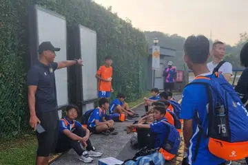 Pemain pasukan bawah 13 tahun (U-13) Hougang United terpaksa menunggu di luar Stadium Bukit Gombak selepas padang untuk perlawanan Liga Belia Singapura antara mereka dengan Woodlands Lions pada 27 April, telah ditempah untuk pertandingan memanah sepanjang hari.