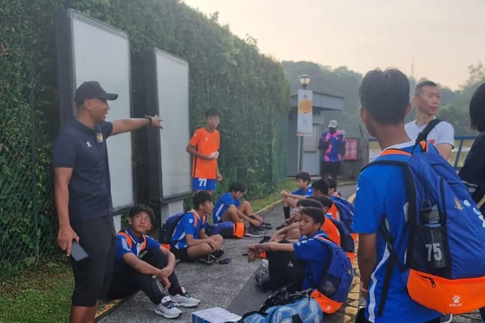 Pemain pasukan bawah 13 tahun (U-13) Hougang United terpaksa menunggu di luar Stadium Bukit Gombak selepas padang untuk perlawanan Liga Belia Singapura antara mereka dengan Woodlands Lions pada 27 April, telah ditempah untuk pertandingan memanah sepanjang hari.