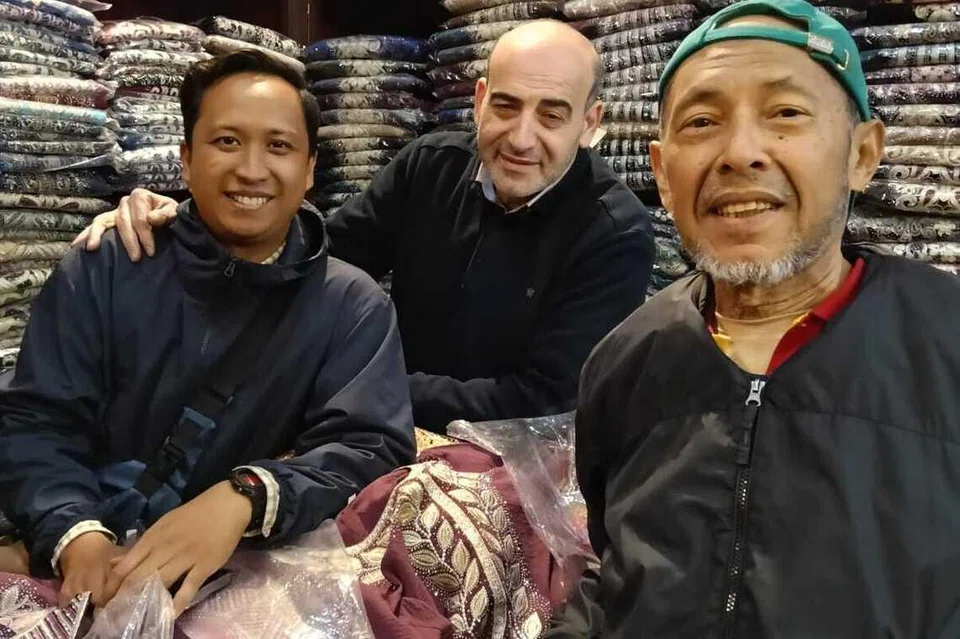 Peniaga di Souq Hamidiyah, Encik Fawwaz (tengah), memberi layanan mesra kepada penulis, Ustaz Ahmad Saiful Rijal Hassan (kiri) dan bapa mentua penulis, Encik Mohamad Najeeb Jarhom.