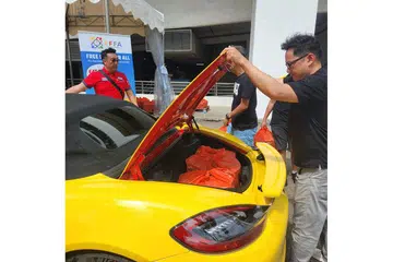 GEMBLENG TENAGA: Relawan FFFA membantu menghantar makanan kepada penerima. - Foto FFFA