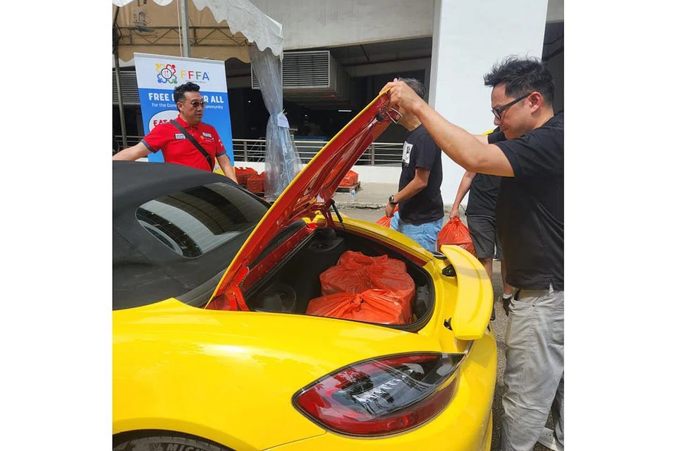GEMBLENG TENAGA: Relawan FFFA membantu menghantar makanan kepada penerima. - Foto FFFA