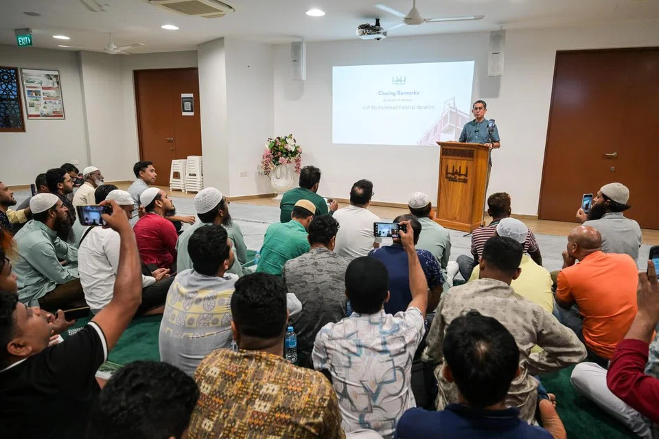 Hadirin menyambut baik Forum Dadah Itu Haram di Masjid Angullia pada 18 April.