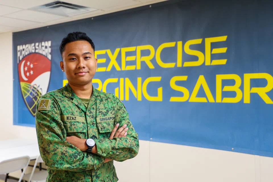 Pada usia 23 tahun, Staf Sarjan (SSG) Iezaz Syazrulfazary Mohd Fazil, menggalas amanah besar dalam Pasukan Pengurusan Sasaran, menyelaras penyepaduan darat dan udara Angkatan Bersenjata Singapura (SAF) di medan Latihan Forging Sabre 2025 (XFS25) yang berlangsung di Pangkalan Tentera Udara Mountain Home (MHAFB) di Idaho, Amerika Syarikat, dari 6 hingga 21 September.