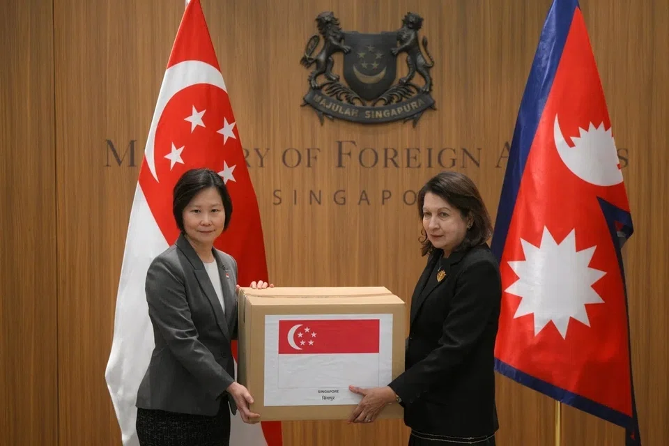 Menteri Negara (Ehwal Luar merangkap Perdagangan dan Perusahaan), Cik Gan Siow Huang, secara simbolik menyerahkan pakej bantuan kepada Konsul Kehormat Nepal di Singapura, Cik Helen Campos, di Kementerian Ehwal Luar (MFA) di Tanglin, pada 4 September.