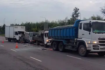 NAHAS JALAN RAYA: Seorang lelaki berusia 31 tahun meninggal dunia akibat satu kemalangan yang melibatkan beberapa kenderaan di Tanah Merah Coast Road.