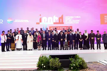 BINCANG KONFLIK: Presiden Indonesia, Encik Joko ‘Jokowi’ Widodo (tengah bersongkok berbaju biru) bersama peserta Forum R20 ISORA, yang  menghimpunkan tokoh agama dari pelbagai penjuru dunia bagi  membincangkan dan mencari huraian bagi isu kemanusiaan dan konflik sejagat. 