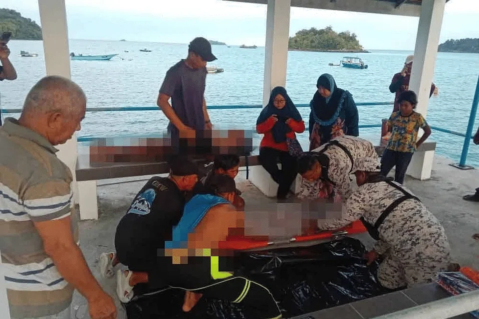 Kejadian menyayat hati, di mana dua beradik ditemui lemas sekelip mata dipukul ombak di Pulau Mentigi, Mersing.
