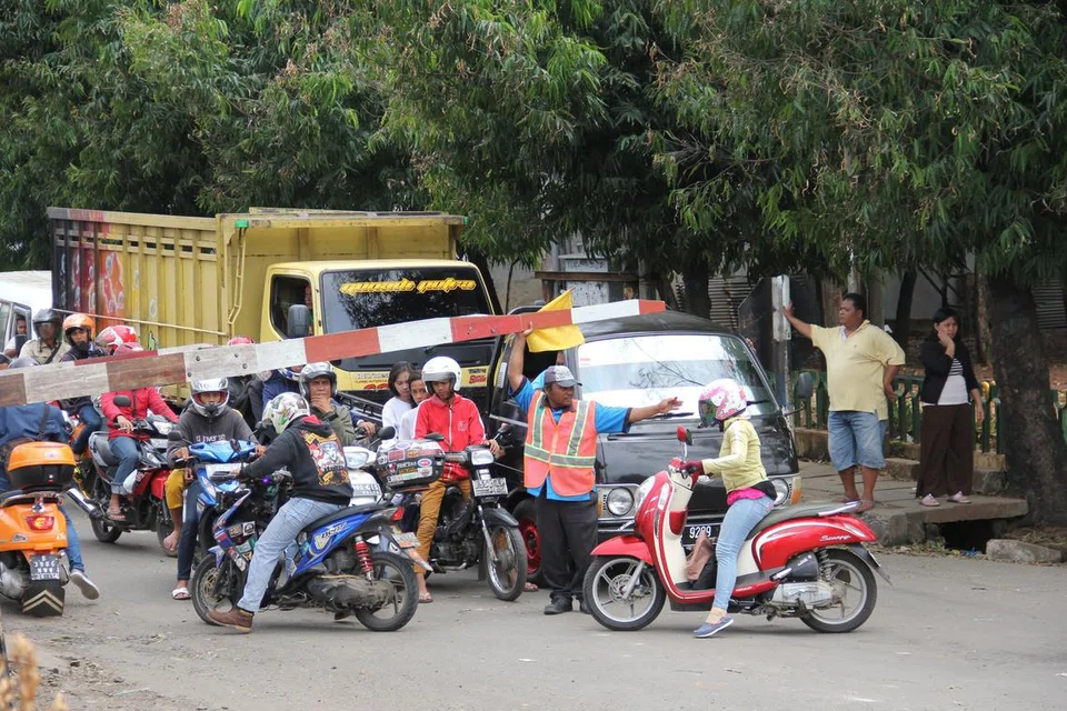 TIDAK SELAMAT: Permukaan jalan raya di ibu kota Indonesia yang tidak rata dan tidak selamat untuk pejalan kaki, menjadikannya mimpi ngeri bagi ibu bapa yang mempunyai anak kecil, sama ada dalam kereta sorong atau sudah boleh berjalan. 