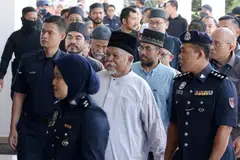 Ketua Pegawai Eksekutif (CEO) kumpulan perniagaan, Global Ikhwan Service and Business Holdings (GISBH), Nasiruddin Mohd Ali (berbaju putih, dua dari kanan) dan 21 yang lain dibawa ke Mahkamah Sesyen Selayang, Selangor, pada 23 Oktober lalu kerana didakwa menjadi ahli kumpulan jenayah terancang.