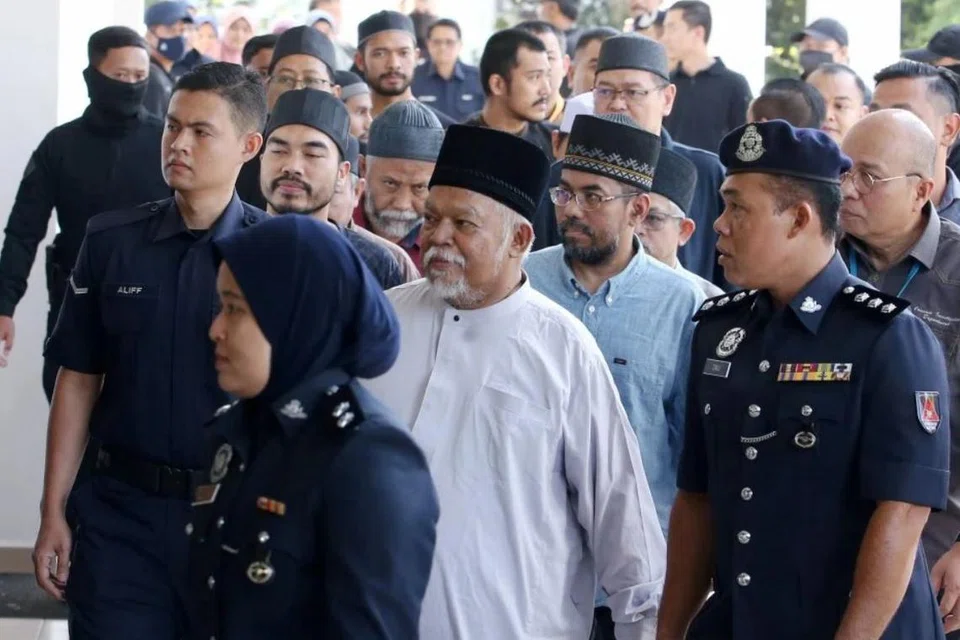 Ketua Pegawai Eksekutif (CEO) kumpulan perniagaan, Global Ikhwan Service and Business Holdings (GISBH), Nasiruddin Mohd Ali (berbaju putih, dua dari kanan) dan 21 yang lain dibawa ke Mahkamah Sesyen Selayang, Selangor, pada 23 Oktober lalu kerana didakwa menjadi ahli kumpulan jenayah terancang.