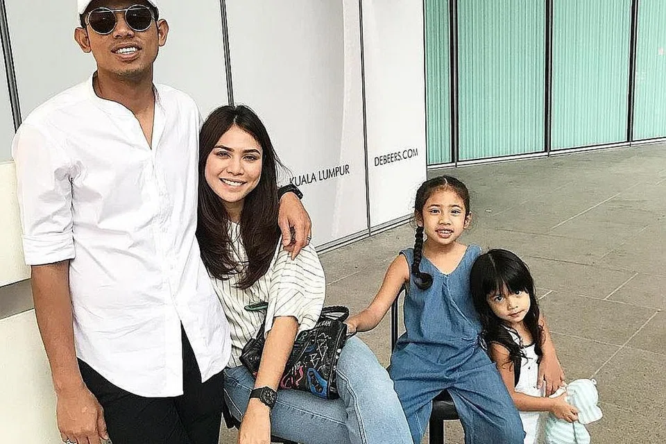 PELBAGAI USAHA CARI REZEKI: Nabil Ahmad, yang kelihatan bersama keluarganya, mengeluh kerana menerima tawaran kerja agak perlahan kebelakangan ini, dan kini merancang pelan lebih kukuh untuk masa depan. - Foto fail