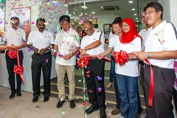 GABUNG TENAGA: (Dari kiri) Pengarah Eksekutif CDAC, Encik Pok Cheng Chong; Pemangku CEO Sinda, Encik R. Anbarasu; Encik Ong Ye Kung; Encik Masagos Zulkifli Masagos Mohamad; Pengerusi Jawatankuasa Pengurusan Vibrance @ Yishun, Encik Koh Jik Hwa; CEO Mendaki, Cik Rahayu Buang; dan Presiden Persatuan Serani, Dr Alexius Pereira di pembukaan rasmi pusat Vibrance @ Yishun semalam. - Foto BH oleh ZALEHA ABDUL KADER