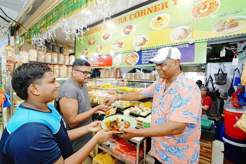 Pelanggan yang membeli dari gerai ‘Indonesian Selera Corner’ terdiri daripada pelbagai lapisan masyarakat, termasuk pelajar, warga emas, dan keluarga besar.
