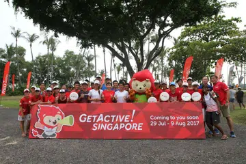 MINGGU AKTIF: Menteri Kebudayaan, Masyarakat dan Belia, Cik Grace Fu (tengah, berbaju merah), bersama-sama maskot Nila dan penggemar permainan frisbee memguar-uarkan inisiatif GetAktive! Singapore. - Foto SPORTSG