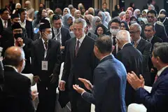 KEHARMONIAN PENTING: PM Lee (tengah), yang hadir di Persidangan Antarabangsa Masyarakat Gemilang di Pusat Konvensyen Raffles City semalam, berkata golongan minoriti, majoriti dan pemerintah sama-sama memainkan peranan penting dalam mengekalkan keharmonian kaum dan agama serta perpaduan sosial di Singapura. - Foto BH oleh CHONG JUN LIANG