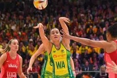 SEMANGAT BERAKSI: Pemain bola jaring Australia, Jo Weston (tengah), membuat hantaran ketika beraksi dalam perlawanan final Piala Dunia Bola Jaring 2023 menentang England pada Ahad.