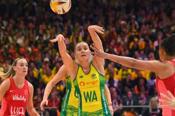 SEMANGAT BERAKSI: Pemain bola jaring Australia, Jo Weston (tengah), membuat hantaran ketika beraksi dalam perlawanan final Piala Dunia Bola Jaring 2023 menentang England pada Ahad.