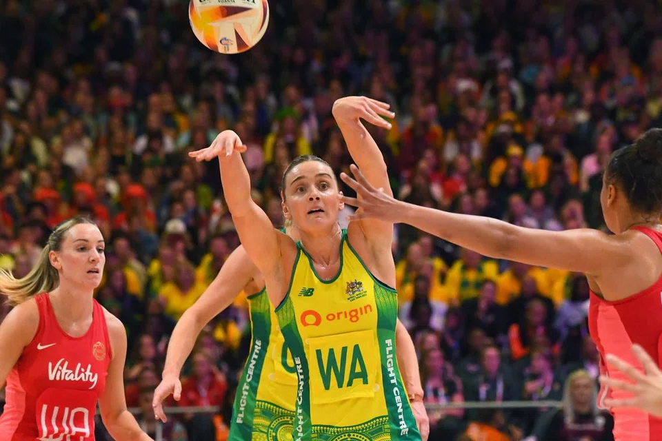 SEMANGAT BERAKSI: Pemain bola jaring Australia, Jo Weston (tengah), membuat hantaran ketika beraksi dalam perlawanan final Piala Dunia Bola Jaring 2023 menentang England pada Ahad.