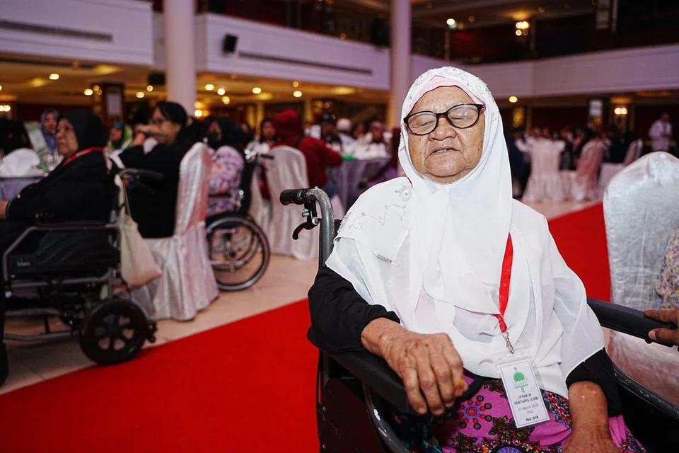 Cik Fatimah, 78 tahun, yang penglihatannya kurang jelas, bersyukur mendapat peluang berbuka puasa dengan lebih ramai orang.