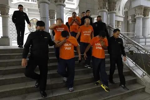 Suruhanjaya Pencegahan Rasuah Malaysia (SPRM) menahan empat penjawat awam dan masih mengesan seorang lagi kerana disyaki menerima rasuah lebih RM5 juta ($1.42 juta) daripada sindiket penyeludupan tembakau, rokok dan arak secara haram melalui pintu masuk negara. 