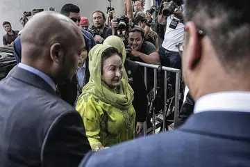 MUNGKIN HADAPI TUDUHAN: Datin Seri Rosmah Mansor tiba di ibu pejabat Suruhanjaya Pencegah Rasuah Malaysia (SPRM) di Putrajaya. Isteri bekas perdana menteri Datuk Seri Najib Tun Razak itu telah dipanggil buat kali ketiga oleh SPRM kerana kaitannya dengan beberapa kesalahan mengubah wang. - Foto EPA-EFE