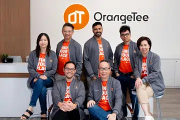 Ketua Pegawai Eksekutif (CEO), Encik Justin Quek (baris hadapan kiri), bersama Pasukan Pengurusan Kanan baru di OrangeTee: Encik Steven Tan (baris depan kanan), (baris belakang dari kiri) Cik Christine Sun, Encik Raymond Khoo, Encik Ramesh Pillai, Encik Jon Tan dan Cik Elsie Low.