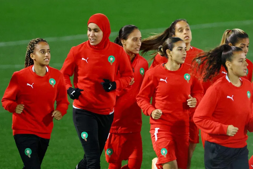 JALANI LATIHAN: Pasukan Maghribi menjalani latihan di Stadium Lakeside, Melbourne, Australia dalam kejohanan Piala Dunia Wanita 2023 dengan Nouhaila Benzina memakai hijab.