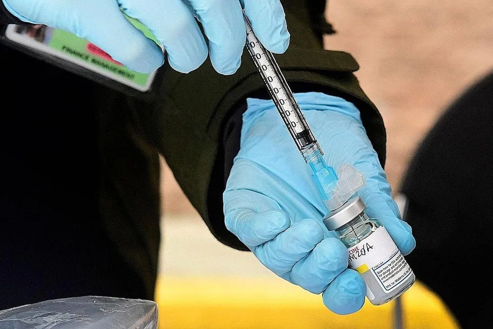 MODERNA JANGKAU 17 JUTA ORANG: Pihak Moderna berkata 17.8 juta orang dewasa di Amerika sudah mendapatkan vaksinnya. - Foto fail AFP