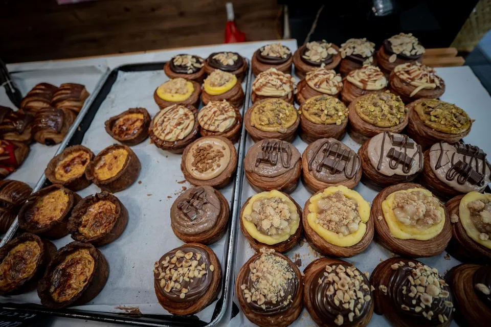 Pelbagai kroisan manis berbentuk bulat seperti perisa Apple Crumble dan Hazelnut Nutella yang berharga $5.50.