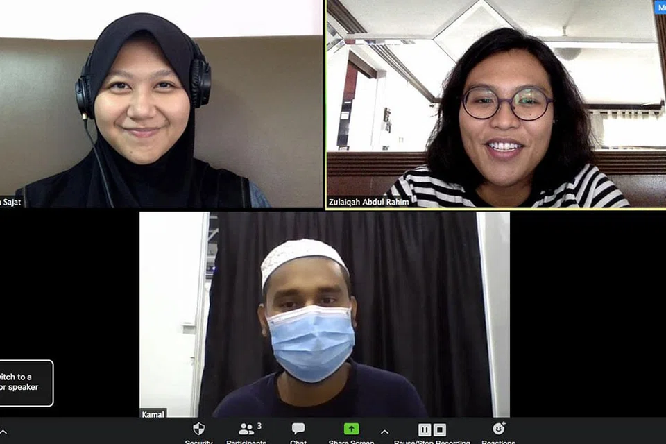 WAWANCARA DARI 'JARAK SELAMAT': (Dari kiri) Wartawan BH Nur Humaira Sajat dan Zulaiqah Abdul Rahim mewawancara pesakit Covid-19, Encik Hasan Nazmul, semasa diasingkan di kemudahan pengasingan masyarakat di Singapore Expo. - Foto ZULAIQAH ABDUL RAHIM