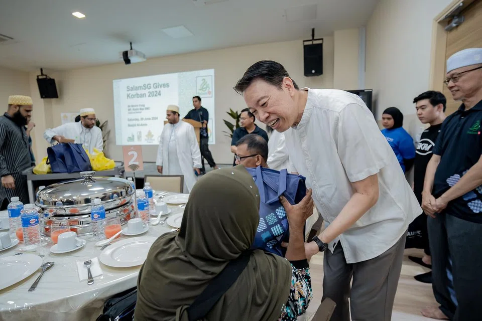 Kira-kira 300 keluarga dan individu menerima daging korban serta pek beriani daripada Masjid Al-Amin, Masjid Al-Falah dan Masjid Burhani pada 29 Jun lalu. Anggota Parlimen (AP) Radin Mas, Encik Melvin Yong (dua dari kanan), turut hadir untuk membantu mengagihkan daging korban pada acara tersebut.