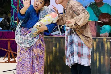 KONGSI KEKAYAAN CERITA RAKYAT MELAYU: Cik Siti 'Aishah Suja'ee (kiri) sebagai Mak Andih dan Encik Wan Haddad Salleh sebagai Pak Pandir merupakan aktivis teater yang teruja mendekati masyarakat dengan menyebar nilai murni dalam teater rakyat klasik. - Foto HARYANI ISMAIL