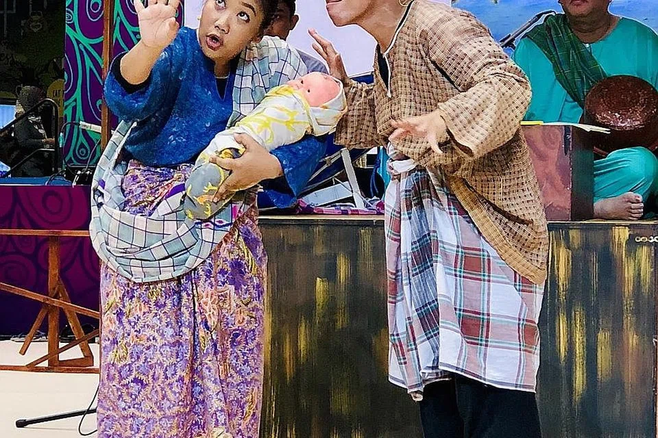KONGSI KEKAYAAN CERITA RAKYAT MELAYU: Cik Siti 'Aishah Suja'ee (kiri) sebagai Mak Andih dan Encik Wan Haddad Salleh sebagai Pak Pandir merupakan aktivis teater yang teruja mendekati masyarakat dengan menyebar nilai murni dalam teater rakyat klasik. - Foto HARYANI ISMAIL