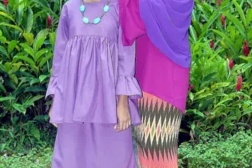 KE MANA TUMPAHNYA KUAH KALAU TAK KE NASI: Syurga, yang mewarisi bakat menyanyi ibunya, Asnida Daud, diberi peluang menghibur orang ramai dengan lagu runut bunyi (soundtrack) filem P. Ramlee di Esplanade baru-baru ini. - Foto KHALID BABA