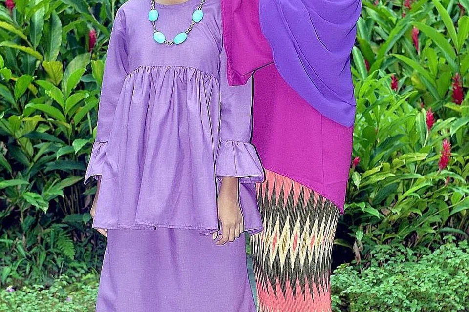 KE MANA TUMPAHNYA KUAH KALAU TAK KE NASI: Syurga, yang mewarisi bakat menyanyi ibunya, Asnida Daud, diberi peluang menghibur orang ramai dengan lagu runut bunyi (soundtrack) filem P. Ramlee di Esplanade baru-baru ini. - Foto KHALID BABA