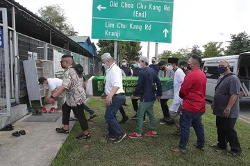 PERGINYA IKON LAWAK: Jenazah Allahyarham Alias Kadir atau nama sebenarnya Mohd Osman Ahmad dibawa ke Masjid Pusara Aman untuk dimandikan, dikapan dan disolatkan semalam. - Foto BH oleh TIMOTHY DAVID