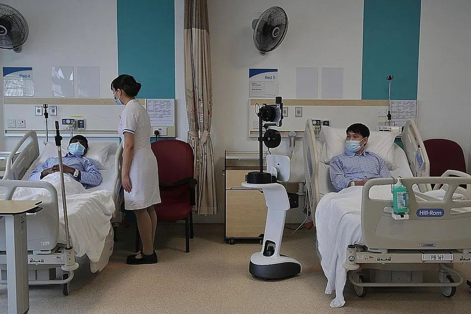 JAGAAN KESIHATAN BERPATUTAN: Menteri Kesihatan Encik Ong Ye Kung berkata tujuh dalam setiap 10 pesakit yang menerima rawatan wad bersubsidi tidak perlu mengeluarkan wang sendiri bagi membiayai bil hospital mereka sejauh ini. - Foto fail