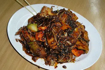 ROJAK MELAYU: Juga dikenali sebagai rojak petis, kuah rojak Melayu lebih pedas dan disajikan dengan timun, kangkung dan tauge. Menurut tukang masak, Cik Sohana Samat, rahsia kuah rojak petis yang enak terletak pada jumlah dan jenis petis yang digunakan. - Foto fail