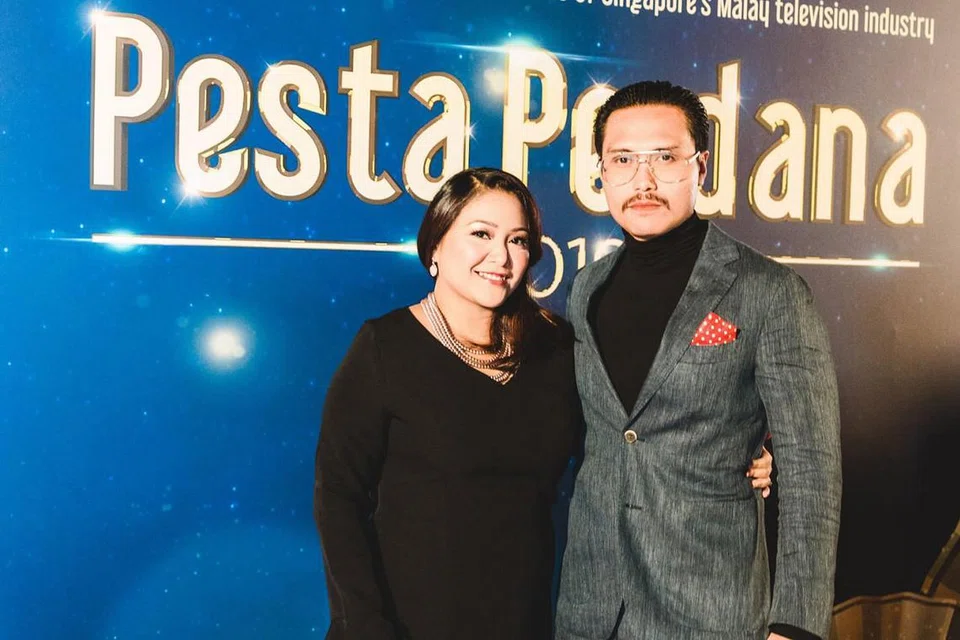 PERGI JAUH DENGAN SOKONGAN KELUARGA: Fir Rahman (gambar atas) yang bermula dengan asas teater, menyifatkan kejayaan dan rezekinya meraih peluang menjayakan projek antarabangsa seperti 'Food Lore' bagi stesen HBO Asia adalah berkat doa keluarga khususnya isterinya, Nurul Jannah Muhammed Ismaeil. - Foto BM oleh KHIDHIR ASYRAF MAHBOB