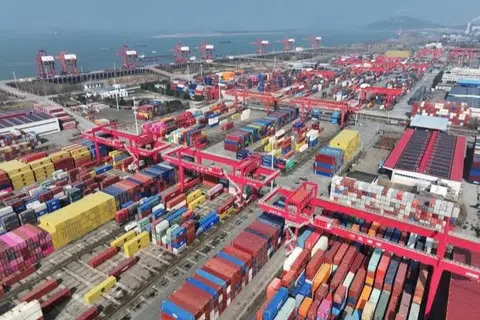 Tarif yang dikenakan oleh Amerika Syarikat mewakili kenaikan tambahan kepada levi sedia ada ke atas beribu-ribu barangan China.