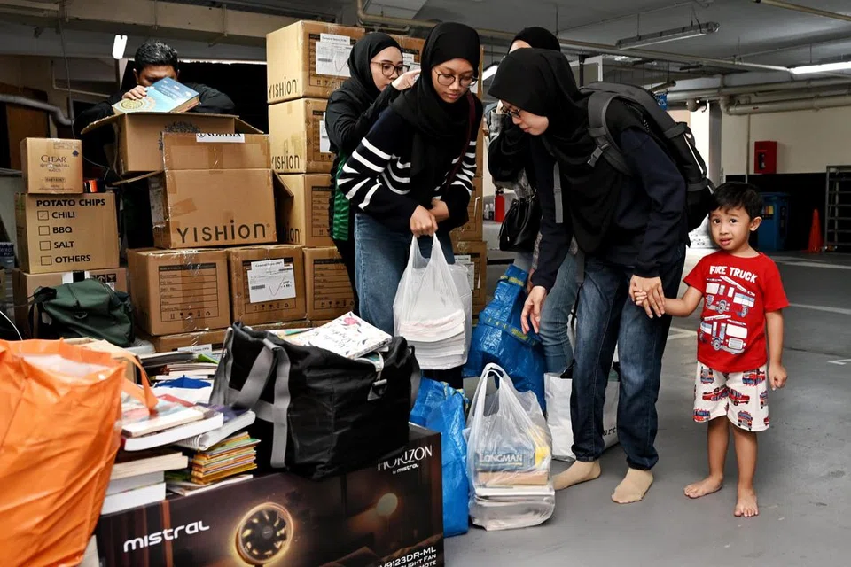 Beberapa masjid daerah timur bergilir mengadakan usaha mengumpul barang yang boleh dikitar semula seperti pakaian, buku dan periuk di bawah usaha East Go Green (Timur Jadi Hijau). Masjid Al-Mawaddah di Sengkang berjaya mengumpul lima tan barang daripada inisiatif kitar semula itu yang diadakan pada 1 Februari.