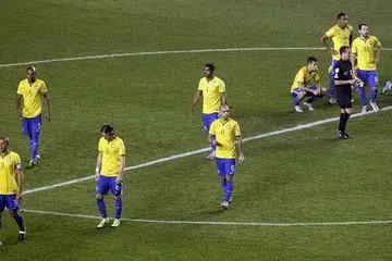APA DAH KENA?: Para pemain Brazil begitu kecewa meninggalkan padang - dan meninggalkan kejohanan Copa Amerika ini - selepas tewas kepada Paraguay melalui babak penalti. - Foto REUTERS