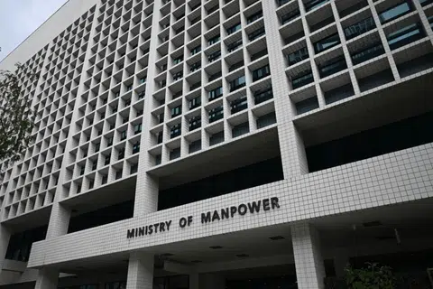 MOM, kementerian tenaga manusia, khidmat kreatif warga asing 