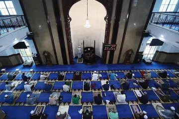 KESAN COVID-19: Jemaah memastikan jarak semasa bersolat Jumaat di Masjid Al-Istighfar di Pasir Ris. - Foto fail
