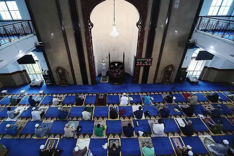 KESAN COVID-19: Jemaah memastikan jarak semasa bersolat Jumaat di Masjid Al-Istighfar di Pasir Ris. - Foto fail